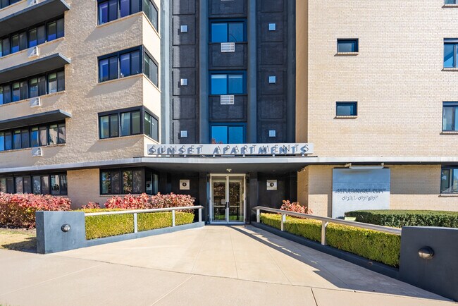 Building Photo - 4821 Roanoke Pky