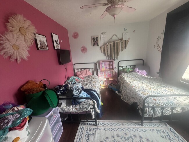 Building Photo - 213 W Second St