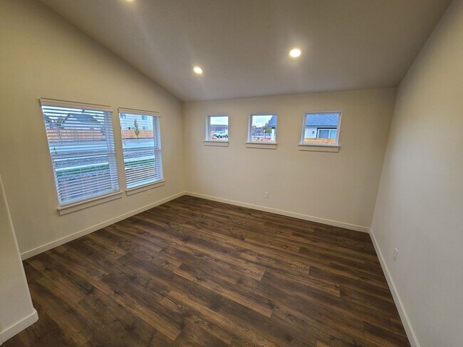 Foto del edificio - Newer Single Level 3 Bed/2 Bath in NW Redm...