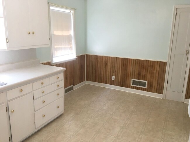 Building Photo - 3 Bedroom, 2 Bath Single Family Home with ...