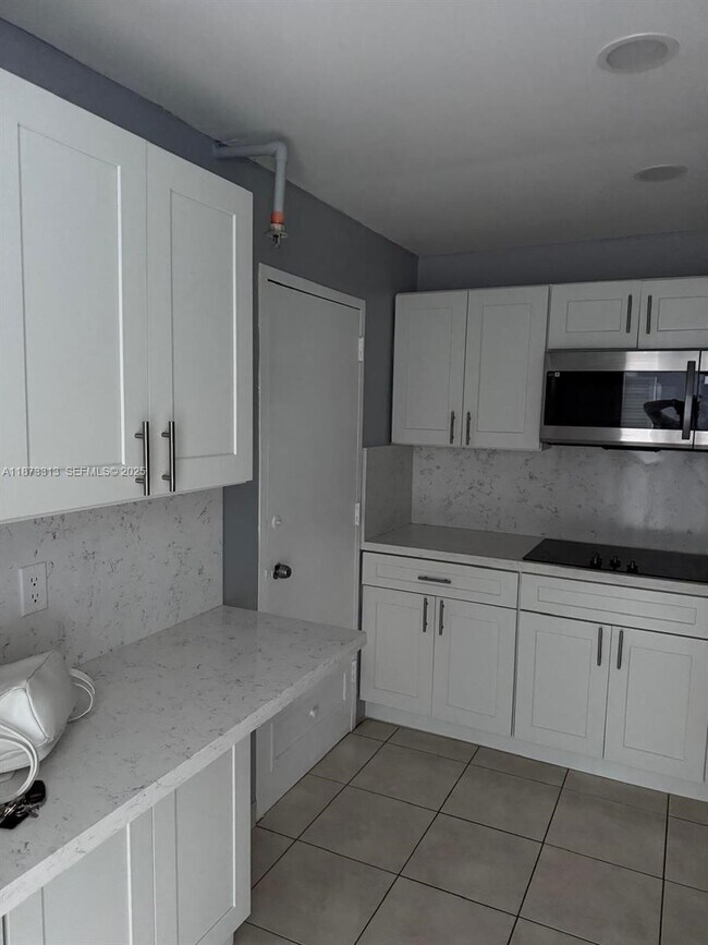 Building Photo - 400 Kings Point Dr