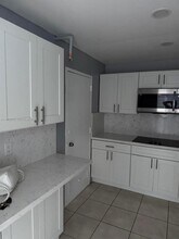 Building Photo - 400 Kings Point Dr