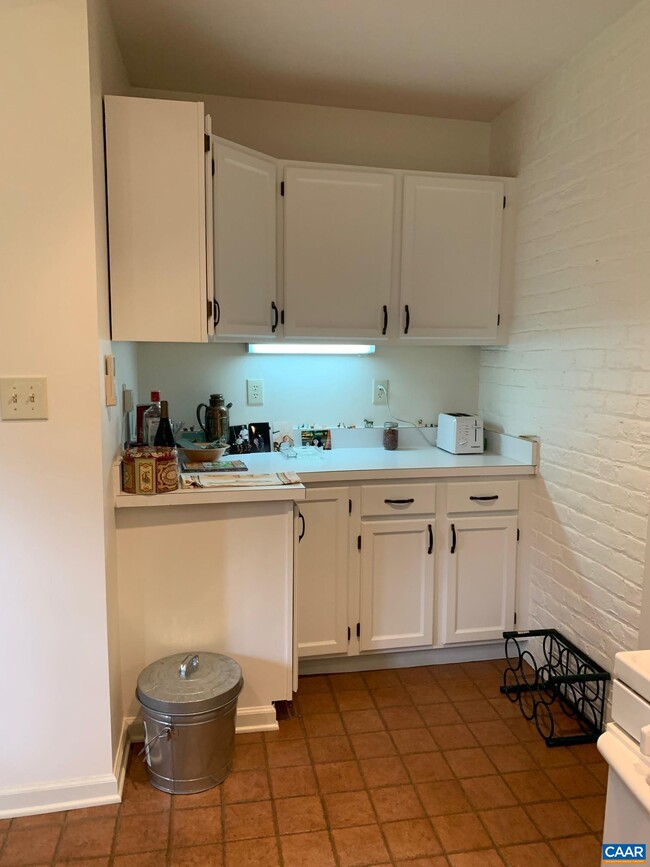 Building Photo - 403 Hedge St