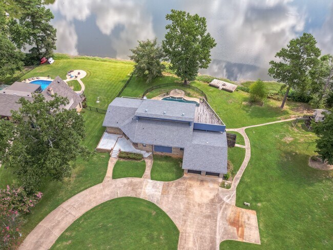 Building Photo - 830 Forest Lake W