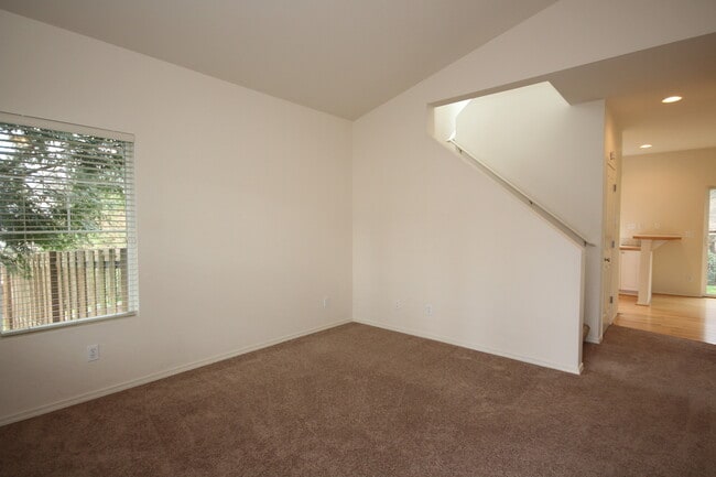 Building Photo - Clean Maple Valley Home!