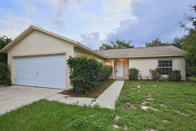 Building Photo - Spacious 3/2 Home with a 2 Car Garage Located in Lake Crescent Pines - Clermont