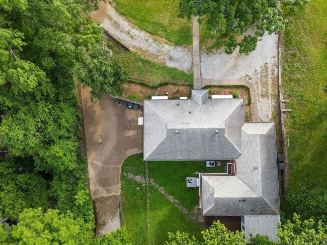 Building Photo - **UPDATED 3-BEDROOM DUPLEX WITH ATTACHED G...