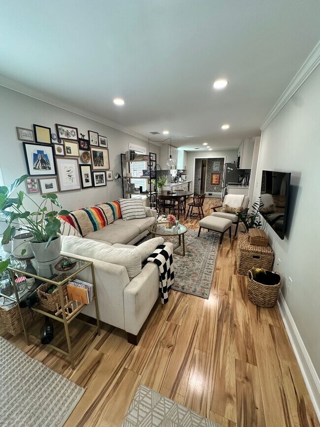 Foto del edificio - Classic Savannah Cottage with Modernized Interior, Fully Fenced Backyard
