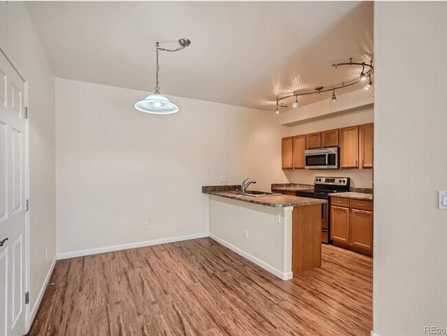 Building Photo - 2BD / 2BA Condo - Great Location! Close to...