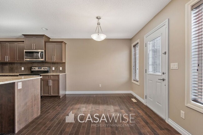 Photo du bâtiment - 5123-168A 168A Ave NW
