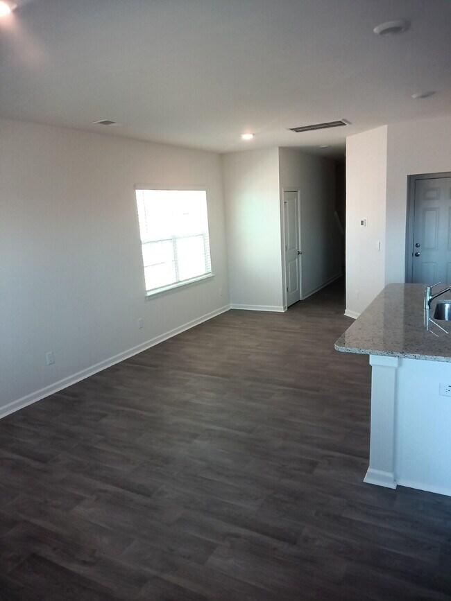 Foto del edificio - "Charming 3-Bed Townhouse with Granite Accents on Amberview Lane, Kernersville!"