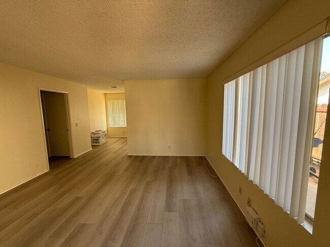 Foto del edificio - Beautifully Updated Camarillo Townhome
