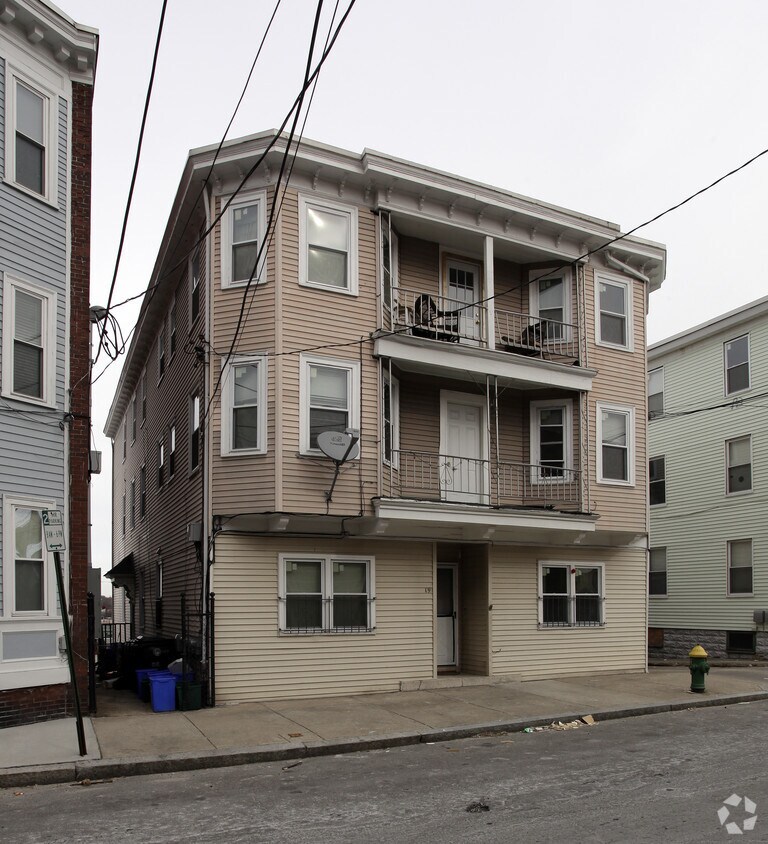 Building Photo - 19 Spruce St