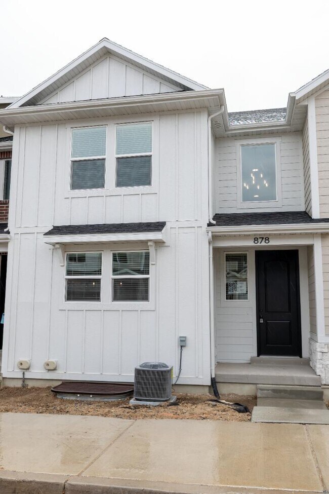 Building Photo - 878 Portman Wy