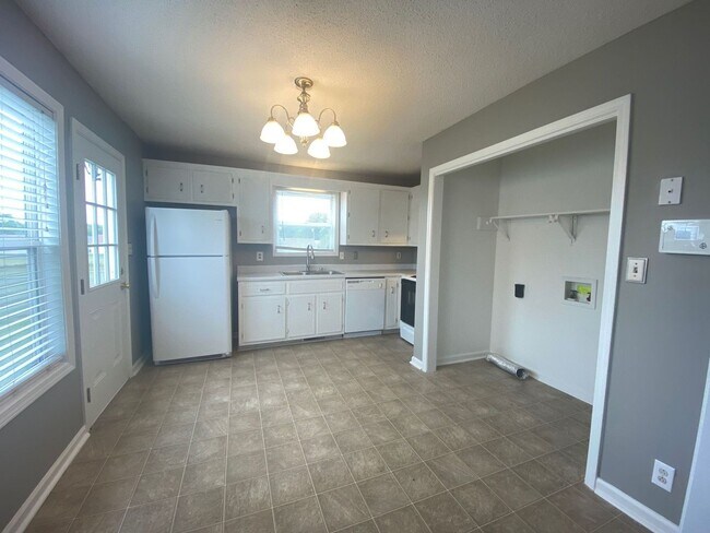 Building Photo - Southern Charm Meets Everyday Comfort – Mi...
