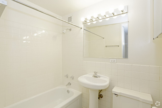 1 Bed, 1 Bath - Bathroom - Belmont Tower Apartments