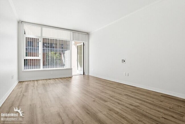 Building Photo - Immaculate 1Bdm 1Ba Condo with Massive Private Patio in the Diamond Terrace Building in Prime Dow...