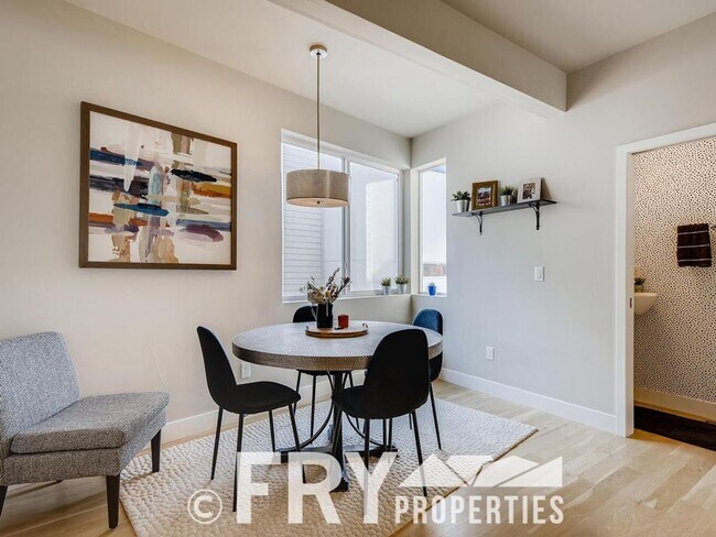 Foto del edificio - New Condo in South Sloan's Lake