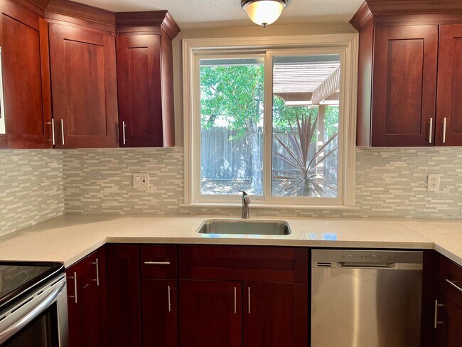 Foto del edificio - 3 Bedroom 2 Bathroom 2 Car Garage Home in Loomis