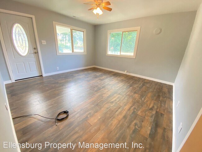 Building Photo - 2 br, 1 bath House - 105 N Okanogan St
