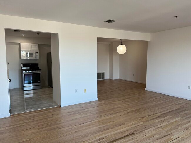 Building Photo - 8907 Riverside Pl