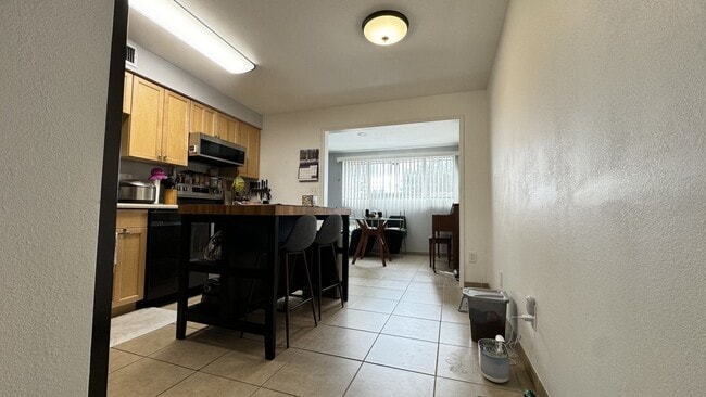 Building Photo - North Central (Stone and Roger) 2 bed, 2 b...