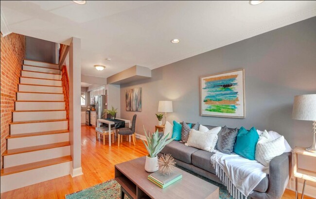 Foto del edificio - 2 BR 2 BA Townhome with Multi-level Rooftop Deck