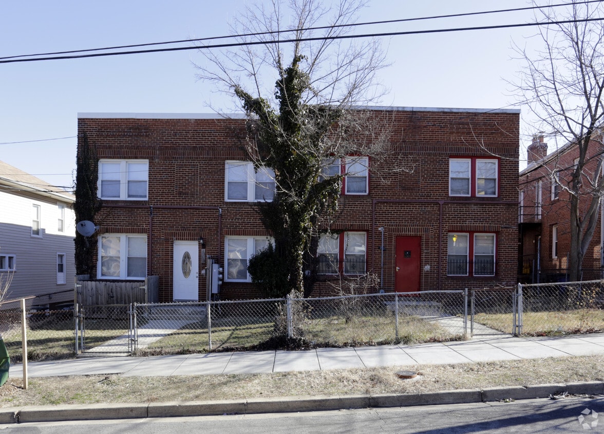 Building Photo - 505 44th St NE