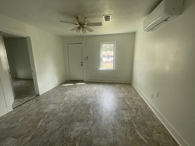 Building Photo - Cute 2 Bedroom 1 bath home in the Heart of...