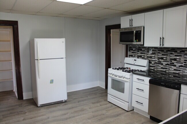 Building Photo - 407 Elm Rd