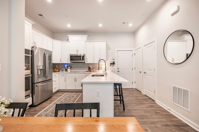 Building Photo - Stunning 2 BR/2.5 BA Townhome in Rockville!
