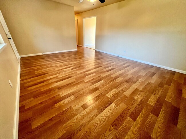 Foto del edificio - Spacious 4 Bedroom Home Available Now!