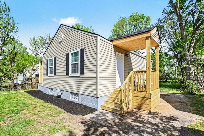 Building Photo - Renovated 2 Bed 1 Bath Home