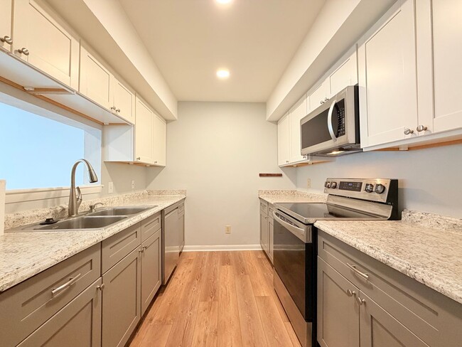 Foto del edificio - End unit 3 Bedroom Townhome