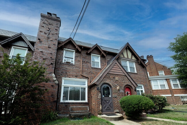 Building Photo - 317 Ingraham St NW