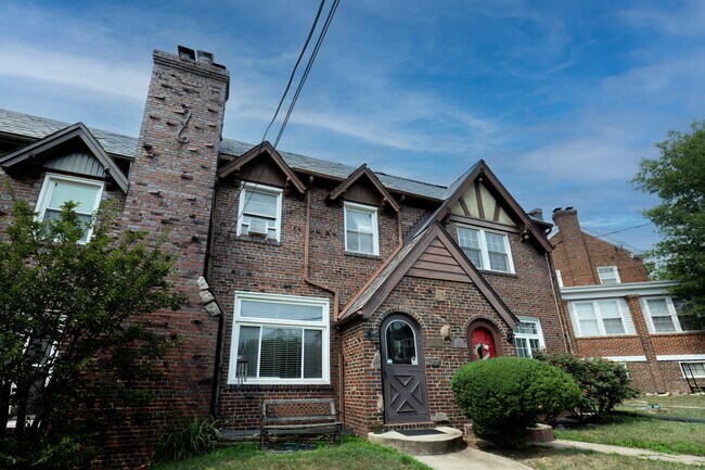 Foto del edificio - 317 Ingraham St NW