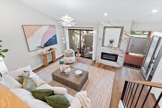 Amplia sala de estar con excelente luz natural. - 13135 Mindanao Way