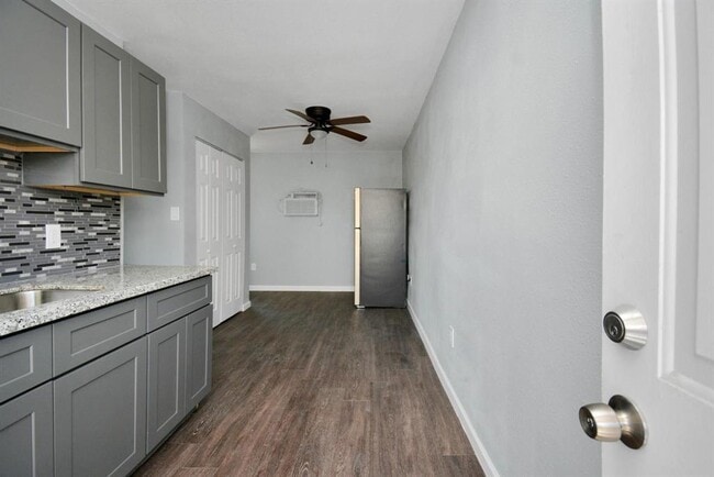 Building Photo - 7919 Brays St