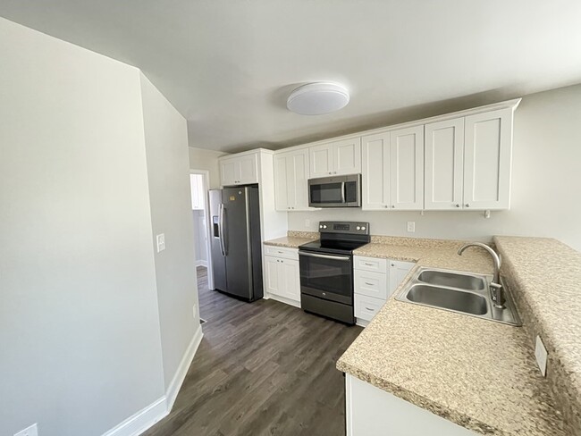 Building Photo - Great location near 321 for this 3 bedroom...