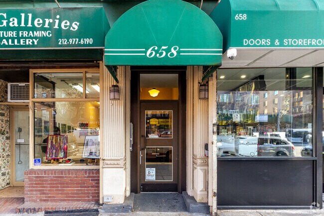 Entrada - 660-658 10th Ave