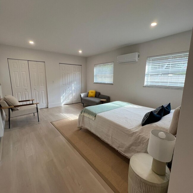 Building Photo - Stunning FULLY FURNISHED 3/2.5 entire hous...