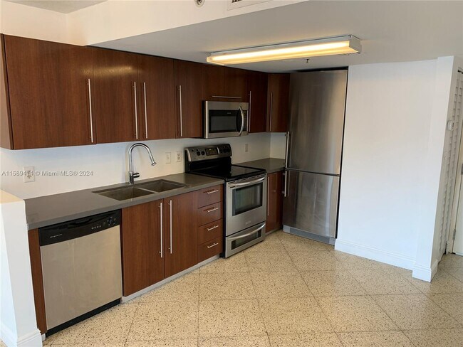 Building Photo - 498 SW 2nd St