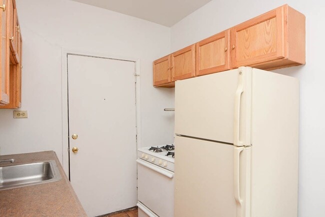 Building Photo - 929 W Sunnyside Ave