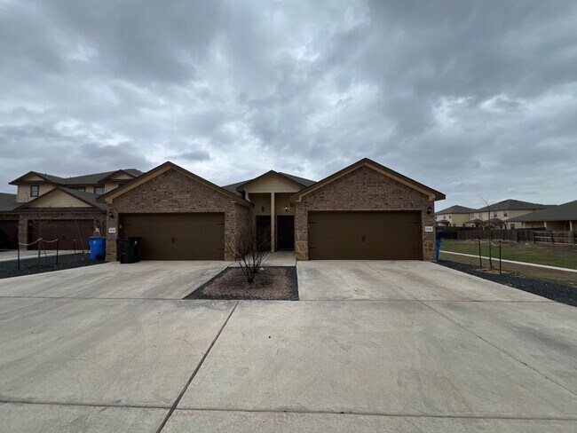 Building Photo - Luxury 3/2 Duplex in Seguin, Texas