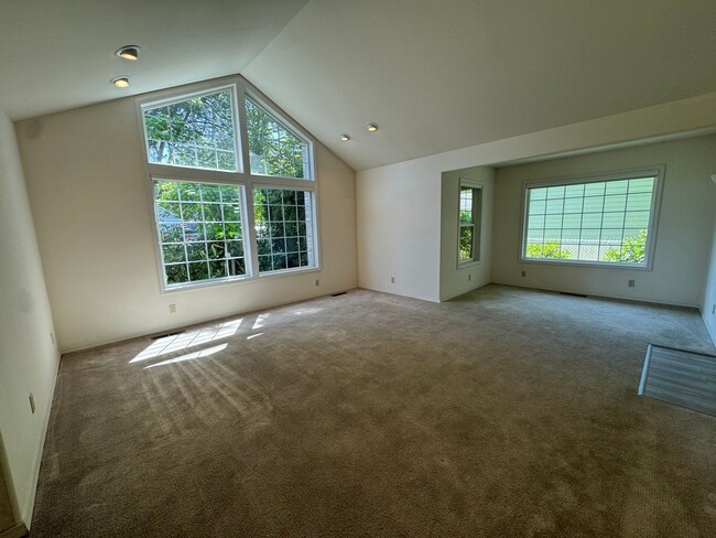 Foto del edificio - Hucrest home with 3 car garage