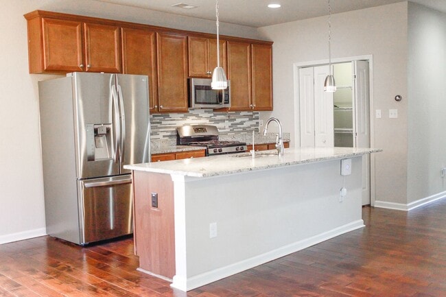 Building Photo - Exquisitely Maintained Move-in Ready!