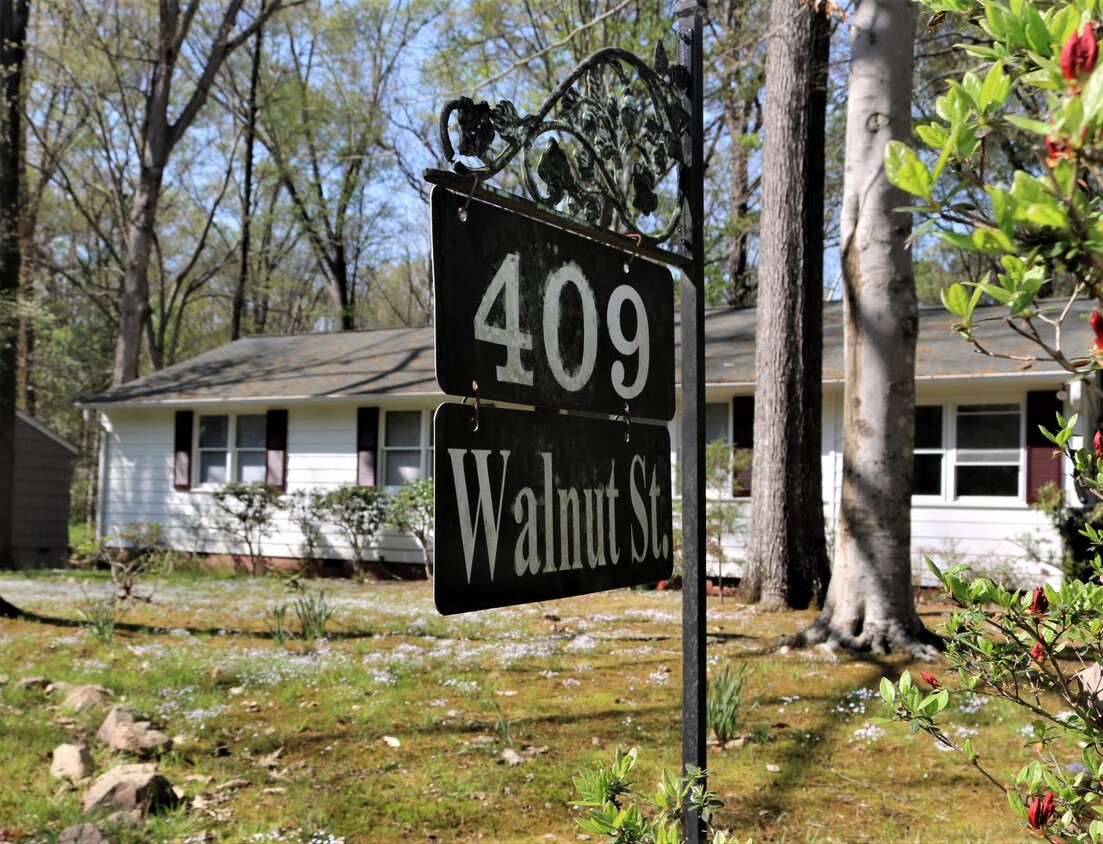 Primary Photo - Cute one level house at a great location.