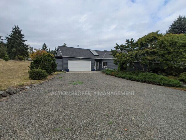 Foto del edificio - 3 bed 3 bath on 4.8 acres w/ beautiful water view