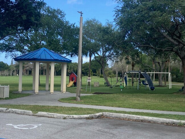 Foto del edificio - 21 Farnworth Dr