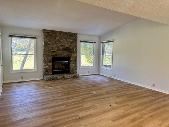 Foto del edificio - Black Mountain - Two Bedroom, 55 + Community